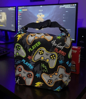 Fekete gameres uzsonnás táska