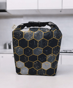 Méhsejtes fekete uzsonnás táska